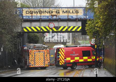 Highgate Road, Birmingham 10 dicembre 2023 - Una donna di vent'anni è morta dopo che la BMW che guidava era in collisione con un taxi nella zona di Sparkbrook a Birmingham poco prima delle 2 di domenica mattina. La polizia e i vigili del fuoco erano ancora sulla scena a mezzogiorno per indagare. Un grande schermo blu copriva l'incidente su un lato sotto un ponte ferroviario e due veicoli antincendio del supporto tecnico bloccavano l'altro lato. Credito: Stop Press Media/Alamy Live News Foto Stock