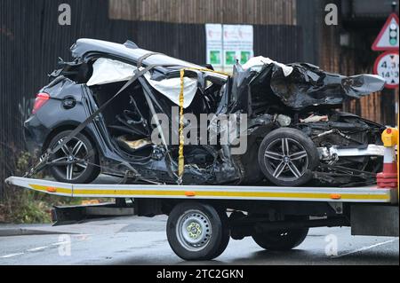 Highgate Road, Birmingham 10 dicembre 2023 - immagini devastanti mostrano i naufragi di due auto coinvolte in una collisione mortale in cui una donna di 20 anni è morta dopo che la BMW che guidava era in collisione con un taxi nella zona di Sparkbrook di Birmingham poco prima delle 2 di domenica mattina. La polizia e i vigili del fuoco erano ancora sulla scena a mezzogiorno per indagare. Un grande schermo blu copriva l'incidente su un lato sotto un ponte ferroviario e due veicoli antincendio del supporto tecnico bloccavano l'altro lato. Credito: Stop Press Media/Alamy Live News Foto Stock