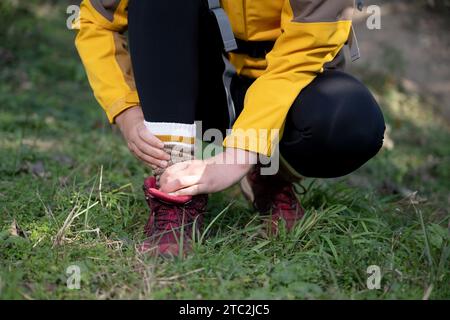 Primo piano di un Trekker stressato che lamenta da solo nel montagna con caviglia rotta Foto Stock