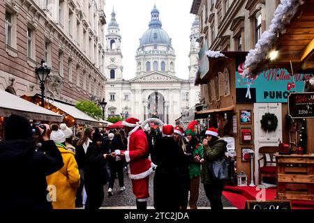 A piedi, vicolo dello shopping a Budapest vicino alla St. La Basilica di Stefano. Mercatino di Natale. eleganti finestre di visualizzazione del negozio. pedoni in strada Foto Stock