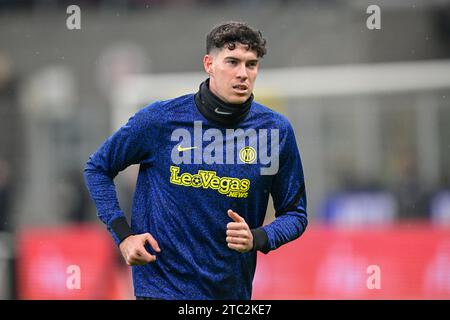 Milano, Italia. 9 dicembre 2023. Alessandro bastoni dell'Inter si sta scaldando prima della partita di serie A tra Inter e Udinese a Giuseppe Meazza A Milano. (Foto: Gonzales Photo/Alamy Live News Foto Stock