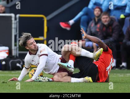 Luton, Regno Unito. 10 dicembre 2023. Jack Grealish del Manchester City si intreccia con Teden Mengi del Luton Town prima della partita di Premier League a Kenilworth Road, Luton. Il credito fotografico dovrebbe leggere: David Klein/Sportimage credito: Sportimage Ltd/Alamy Live News Foto Stock