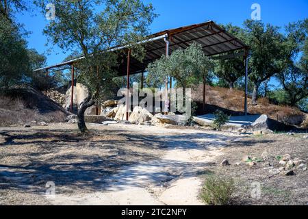 Il grande Dolmen di Zambujeiro (portoghese: Anta grande do Zambujeiro) è un monumento megalitico situato a Nossa Senhora da Tourega, vicino a Valverde, nel Foto Stock