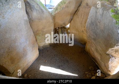 Il grande Dolmen di Zambujeiro (portoghese: Anta grande do Zambujeiro) è un monumento megalitico situato a Nossa Senhora da Tourega, vicino a Valverde, nel Foto Stock