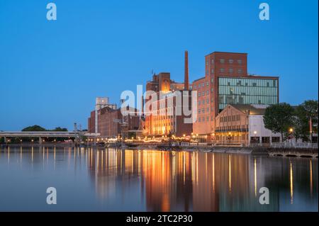 Vista serale della cosiddetta Innenhafen di Duisburg, Germania Foto Stock