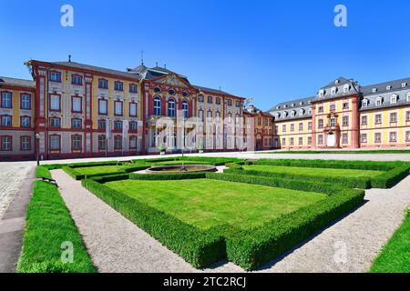 Bruchsal, Germania - 1 agosto 2023: Vista frontale del castello barocco chiamato Palazzo Bruchsal nelle giornate di sole Foto Stock