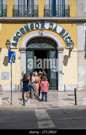 Ingresso inferiore alla funicolare Bica, Ascensor da Bica, tram di trasporto pubblico a Lisbona, Portogallo Foto Stock