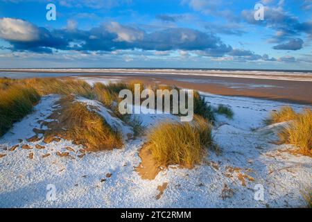 Holkham Beachunder una leggera copertura di neve, la più grande riserva naturale d'Inghilterra Winter Norfolk Foto Stock