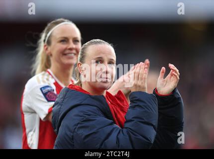 Beth Mead dell'Arsenal applaude i tifosi dopo la partita di Super League femminile di Barclays all'Emirates Stadium di Londra. Data immagine: Domenica 10 dicembre 2023. Foto Stock