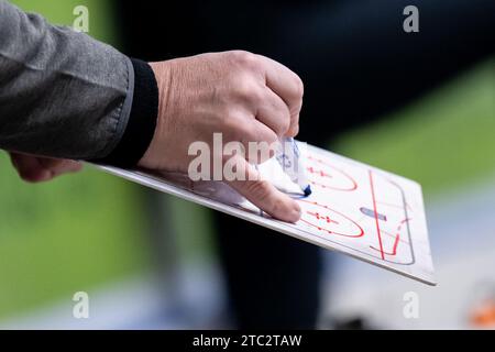 Stoccolma, Stoccolma, Svezia. 10 dicembre 2023. Allenatore durante la partita in SDHL tra Djurgarden IF e Linkoping HC su Hovet il 10 dicembre a Stoccolma (Credit Image: © Johan Dali/ZUMA Press Wire) SOLO PER USO EDITORIALE! Non per USO commerciale! Crediti: ZUMA Press, Inc./Alamy Live News Foto Stock