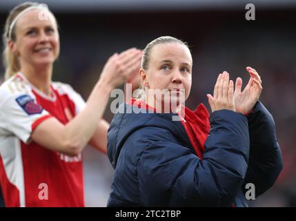 Beth Mead dell'Arsenal applaude i tifosi dopo la partita di Super League femminile di Barclays all'Emirates Stadium di Londra. Data immagine: Domenica 10 dicembre 2023. Foto Stock