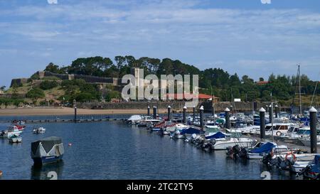 Piccole barche nel porticciolo con il castello di Monterreal , Baiona, Galizia, Spagna nordoccidentale, Europa Foto Stock