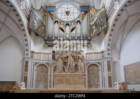 Germania, Baviera, Augusta, St Anne's Church, Fugger Church, altare maggiore e organo. Foto Stock