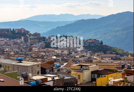 Bronte, Sicilia, Italia - 17 febbraio 2023: Vista panoramica della città di Bronte famosa per il pistacchio siciliano sulla valle del fiume Simeto sul versante dell'Etna Foto Stock