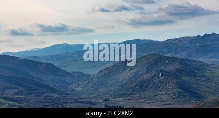 Bronte, Sicilia, Italia - 17 febbraio 2023: Vista panoramica della valle del fiume Simeto con le montagne circostanti sul versante occidentale del vulcano Etna Foto Stock