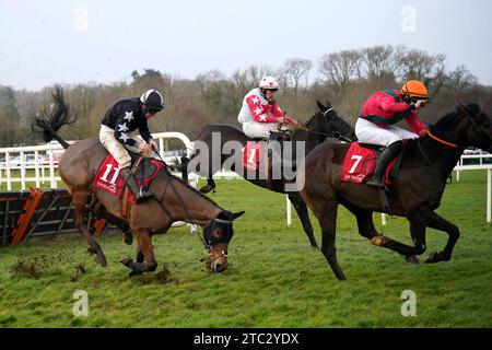 Cafe con Leche guidato dal jockey Anthony David Bustin (centro) sulla strada per vincere l'ostacolo handicap Bar One Racing "prezzi garantiti per il pernottamento" durante l'ippodromo Bar One Racing Hilly Way Chase Raceday all'ippodromo di Cork, County Cork. Data immagine: Domenica 10 dicembre 2023. Foto Stock