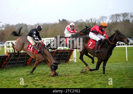 Cafe con Leche guidato dal jockey Anthony David Bustin (centro) sulla strada per vincere l'ostacolo handicap Bar One Racing "prezzi garantiti per il pernottamento" durante l'ippodromo Bar One Racing Hilly Way Chase Raceday all'ippodromo di Cork, County Cork. Data immagine: Domenica 10 dicembre 2023. Foto Stock