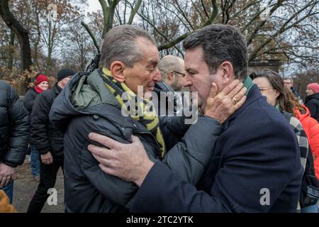 In un momento di deferenza all'evento di solidarietà a Berlino, Julien Michel Friedman, figura di spicco nella vita pubblica tedesca e francese, si vede abbracciare Wolfgang-Hubertus Heil, un attore chiave nella politica tedesca. Con il suo background diversificato come pubblicista, conduttore di talk show, avvocato e filosofo, e la storia di ex politico, Friedman drappeggia calorosamente il suo braccio intorno a Heil, mostrando il suo cameratismo. Wolfgang-Hubertus Heil, nato il 3 novembre 1972 a Hildesheim, è un membro illustre della SPD e dal marzo è ministro federale del lavoro e degli affari sociali della Germania Foto Stock