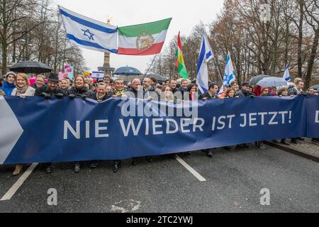 Il 10 dicembre 2023, una folla considerevole si è riunita a Berlino, in Germania, per una protesta dal titolo "evento di solidarietà per una convivenza pacifica e rispettosa nella nostra città e nel nostro paese. Contro l'antisemitismo, il razzismo e la xenofobia". A partire dalle 13:00 presso la colonna della Vittoria (Grosser Stern), questa dimostrazione procedette lungo la Strasse des 17. Juni e si concluse alla porta di Brandeburgo. L'evento ha attirato una vasta gamma di partecipanti, emergendo come risposta collettiva al conflitto in corso iniziato il 7 ottobre 2023 tra Israele e militanti palestinesi guidati da Hamas. (Foto di Michael Kuenne Foto Stock