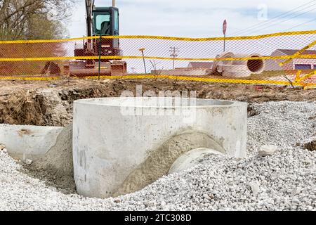 Cantiere di drenaggio delle acque piovane. Concetto di miglioramento, riparazione e sicurezza dell'infrastruttura. Foto Stock