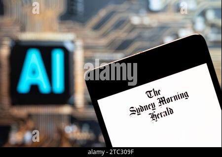 In questa immagine fotografica, il quotidiano australiano Sydney Morning Herald logo visualizzato su uno smartphone con un chip e un simbolo di intelligenza artificiale (ai) sullo sfondo. (Foto di Budrul Chukrut / SOPA Images / Sipa USA) *** esclusivamente per scopi editoriali *** Foto Stock