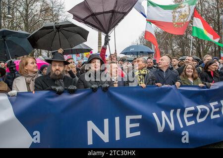 Berlino, Germania. 10 dicembre 2023. Il 10 dicembre 2023, una folla considerevole si è riunita a Berlino, in Germania, per una protesta dal titolo ''evento di solidarietà per una convivenza pacifica e rispettosa nella nostra città e nel nostro paese. Contro l'antisemitismo, il razzismo e la xenofobia". A partire dalle 13:00 presso la colonna della Vittoria (Grosser Stern), questa dimostrazione procedette lungo la Strasse des 17. Juni e si concluse alla porta di Brandeburgo. L'evento ha attirato una vasta gamma di partecipanti, emergendo come risposta collettiva al conflitto in corso iniziato il 7 ottobre 2023 tra Israele e i palestinesi guidati da Hamas Foto Stock