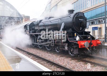 Railway Touring Company 'Lincoln Christmas Express è trainato dalla locomotiva LMS Black 5 44871 nella stazione di Kings Cross Londra Regno Unito Foto Stock