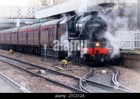 Railway Touring Company 'Lincoln Christmas Express è trainato dalla locomotiva LMS Black 5 44871 nella stazione ferroviaria di Lincoln Londra Regno Unito Foto Stock
