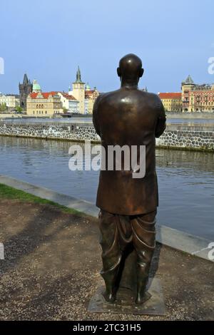 Statua di Sri Chinmoy al Kampa-Sovovy mlyny Museum, Museo di Arte moderna a Kampa Park, sulle rive della Moldava. Distretto di Mala strana. Praga, Cechia. Foto Stock