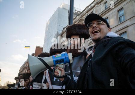 Londra / Regno Unito - 9 dicembre 2023: Un uomo musulmano con un megafono sta con membri del gruppo ebraico anti-sionista haredi Neturei Karta, o Guardiani del Foto Stock