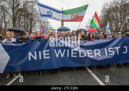 Berlino, Germania. 10 dicembre 2023. Il 10 dicembre 2023, una folla considerevole si è riunita a Berlino, in Germania, per una protesta dal titolo ''evento di solidarietà per una convivenza pacifica e rispettosa nella nostra città e nel nostro paese. Contro l'antisemitismo, il razzismo e la xenofobia". A partire dalle 13:00 presso la colonna della Vittoria (Grosser Stern), questa dimostrazione procedette lungo la Strasse des 17. Juni e si concluse alla porta di Brandeburgo. L'evento ha attirato una vasta gamma di partecipanti, emergendo come risposta collettiva al conflitto in corso iniziato il 7 ottobre 2023 tra Israele e i palestinesi guidati da Hamas Foto Stock