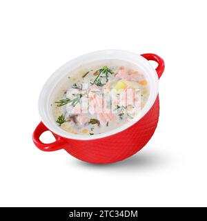 Zuppa di salmone con crema e patate su fondo bianco isolato, zuppa fatta in casa con pesce e verdure Foto Stock