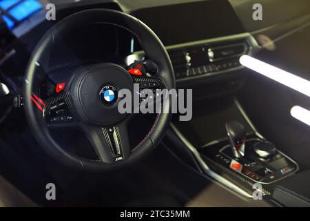 BMW M4 Competition. Nuovissima vettura sport coupé, sedile conducente con volante Foto Stock