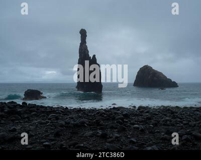 Vista della formazione rocciosa Ilheus da Ribeira da Janela presso la spiaggia rocciosa sulla costa settentrionale dell'isola di Madeira in Portogallo vicino a Porto Moniz. Tre rocce alte dentro Foto Stock