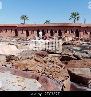 Conceria nella città di Marrakech alias Marrakech con Moschea in lontananza, Marocco, 10 dicembre 2023 Foto Stock