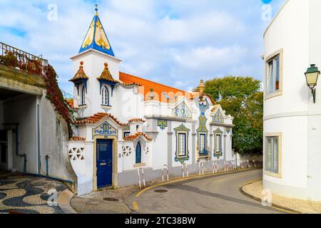 Casa decorata con decorazioni ornamentali con tradizionali piastrelle azulejo portoghesi, la Casa de Santa Maria, nel quartiere storico di Cascais, in Portogallo Foto Stock