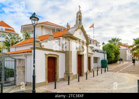 La piccola chiesa ortodossa Ermida de Nossa Senhora da Conceição dos Inocentes nella città costiera di Cascais, Portogallo. Foto Stock