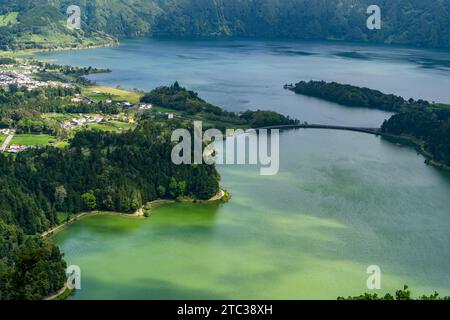 La laguna delle sette città delle Azzorre è uno spettacolo di serenità e bellezza, dove le acque blu si mescolano con il verde lussureggiante dei pendii vulcanici. Foto Stock