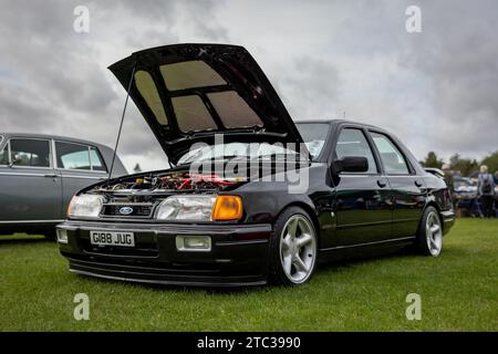1989 Ford Sierra Sapphire RS Cosworth, in mostra al Race Day Airshow tenutosi a Shuttleworth il 2 ottobre 2023. Foto Stock