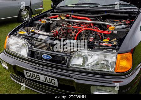 1989 Ford Sierra Sapphire RS Cosworth, in mostra al Race Day Airshow tenutosi a Shuttleworth il 2 ottobre 2023. Foto Stock