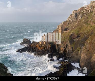 Due delle più iconiche case motori della Cornovaglia si trovano presso il Crowns a Botallack, in un'area della Cornovaglia Foto Stock