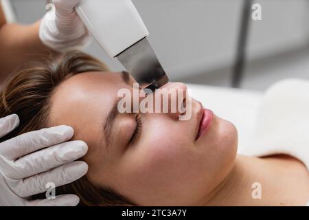 Pulizia a ultrasuoni della pelle. Foto ravvicinata, macro. Foto Stock