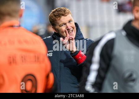 Il capo allenatore Hans Somers del KMSK Deinze raffigurato durante una partita di calcio tra Beerschot e KMSK Deinze durante la quindicesima giornata della stagione Challenger Pro League 2023-2024 , domenica 10 dicembre 2023 a Deinze , Belgio . FOTO SPORTPIX | Stijn Audooren Foto Stock