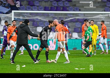 Portiere Davor Matijas (71) di Beerschot e Denis Prychynenko (13) di KMSK Deinze nella foto dopo una partita di calcio tra Beerschot e KMSK Deinze durante la quindicesima giornata della stagione Challenger Pro League 2023-2024 , domenica 10 dicembre 2023 a Deinze , Belgio . FOTO SPORTPIX | Stijn Audooren Foto Stock