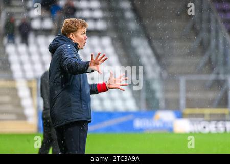 Il capo allenatore Hans Somers del KMSK Deinze raffigurato durante una partita di calcio tra Beerschot e KMSK Deinze durante la quindicesima giornata della stagione Challenger Pro League 2023-2024 , domenica 10 dicembre 2023 a Deinze , Belgio . FOTO SPORTPIX | Stijn Audooren Foto Stock