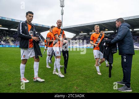 Deinze, Belgio. 10 dicembre 2023. I giocatori Deinze si preparano nella foto prima di una partita di calcio tra Beerschot e KMSK Deinze durante la 15a giornata della stagione Challenger Pro League 2023-2024, domenica 10 dicembre 2023 a Deinze, Belgio . Credito: Sportpix/Alamy Live News Foto Stock