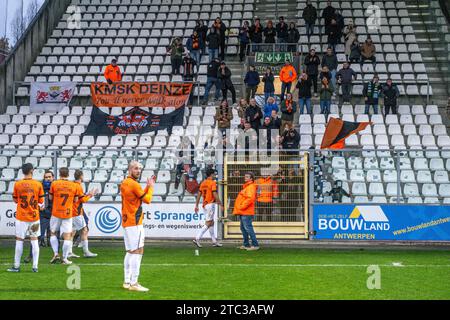 Deinze, Belgio. 10 dicembre 2023. I tifosi Deinze nella foto dopo una partita di calcio tra Beerschot e KMSK Deinze durante la 15a giornata della stagione Challenger Pro League 2023-2024, domenica 10 dicembre 2023 a Deinze, Belgio . Credito: Sportpix/Alamy Live News Foto Stock