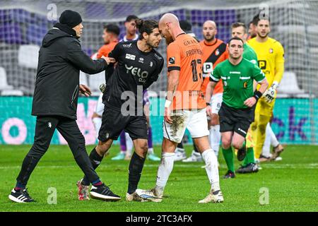 Portiere Davor Matijas (71) di Beerschot e Denis Prychynenko (13) di KMSK Deinze nella foto dopo una partita di calcio tra Beerschot e KMSK Deinze durante la quindicesima giornata della stagione Challenger Pro League 2023-2024 , domenica 10 dicembre 2023 a Deinze , Belgio . FOTO SPORTPIX | Stijn Audooren Foto Stock