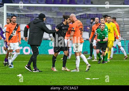 Deinze, Belgio. 10 dicembre 2023. Portiere Davor Matijas (71) di Beerschot e Denis Prychynenko (13) di KMSK Deinze nella foto dopo una partita di calcio tra Beerschot e KMSK Deinze durante la 15a giornata della stagione Challenger Pro League 2023-2024, domenica 10 dicembre 2023 a Deinze, Belgio . Credito: Sportpix/Alamy Live News Foto Stock