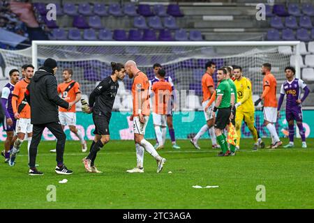 Deinze, Belgio. 10 dicembre 2023. Portiere Davor Matijas (71) di Beerschot e Denis Prychynenko (13) di KMSK Deinze nella foto dopo una partita di calcio tra Beerschot e KMSK Deinze durante la 15a giornata della stagione Challenger Pro League 2023-2024, domenica 10 dicembre 2023 a Deinze, Belgio . Credito: Sportpix/Alamy Live News Foto Stock